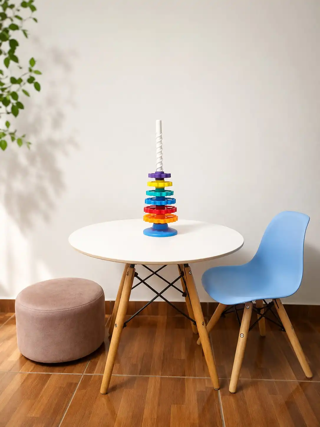 Mesa infantil com brinquedos pedagógicos